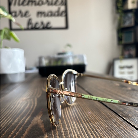 Stylish Tortoiseshell Sunglasses - Picture 3 of 7